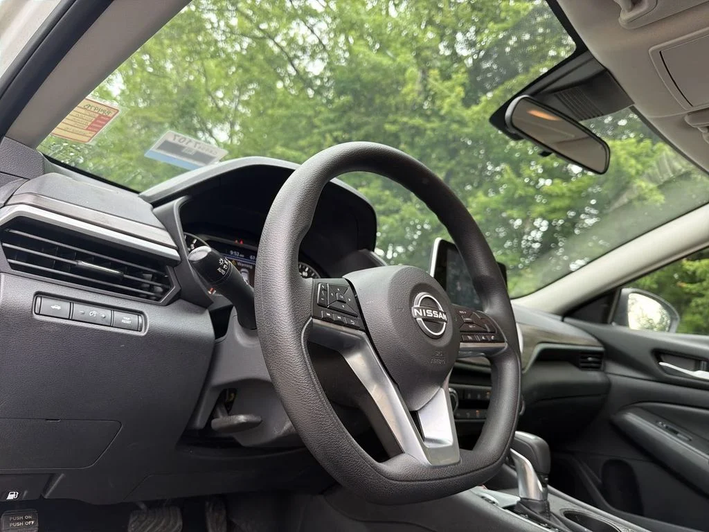 Used 2025 White Nissan 2.5 SV image 10
