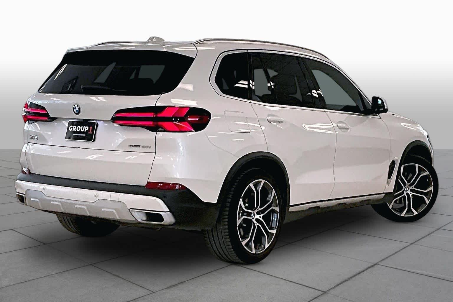 Used 2024 Mineral White Metallic BMW sDrive40i image 12