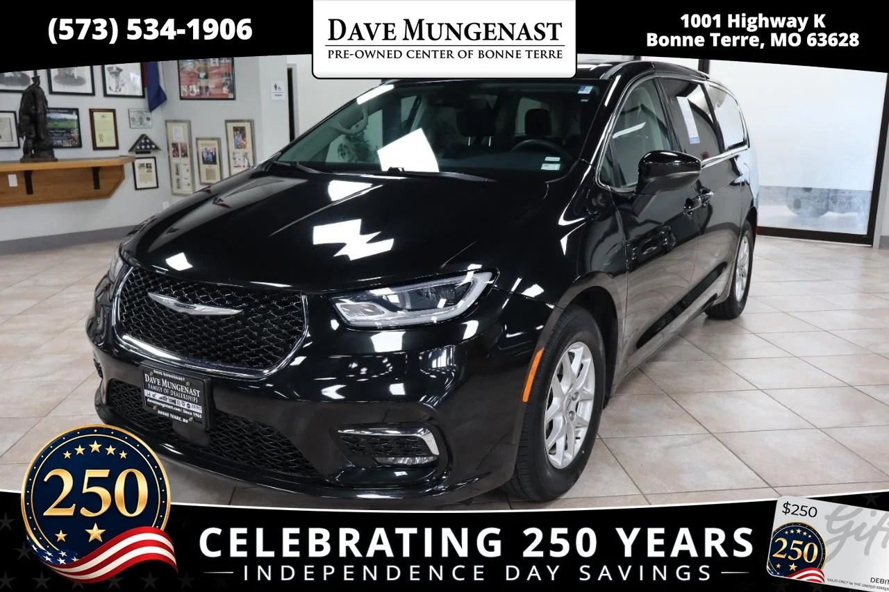 2023 Chrysler Pacifica Touring L's photo