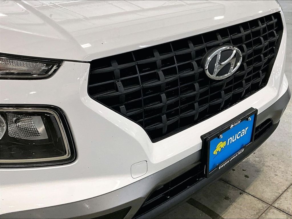 Used 2020 White Hyundai SE image 33