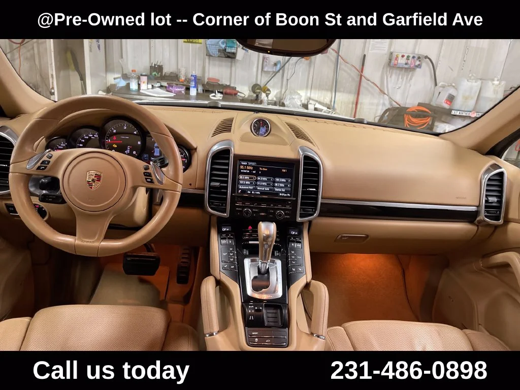 Used 2013  Porsche Diesel image 17