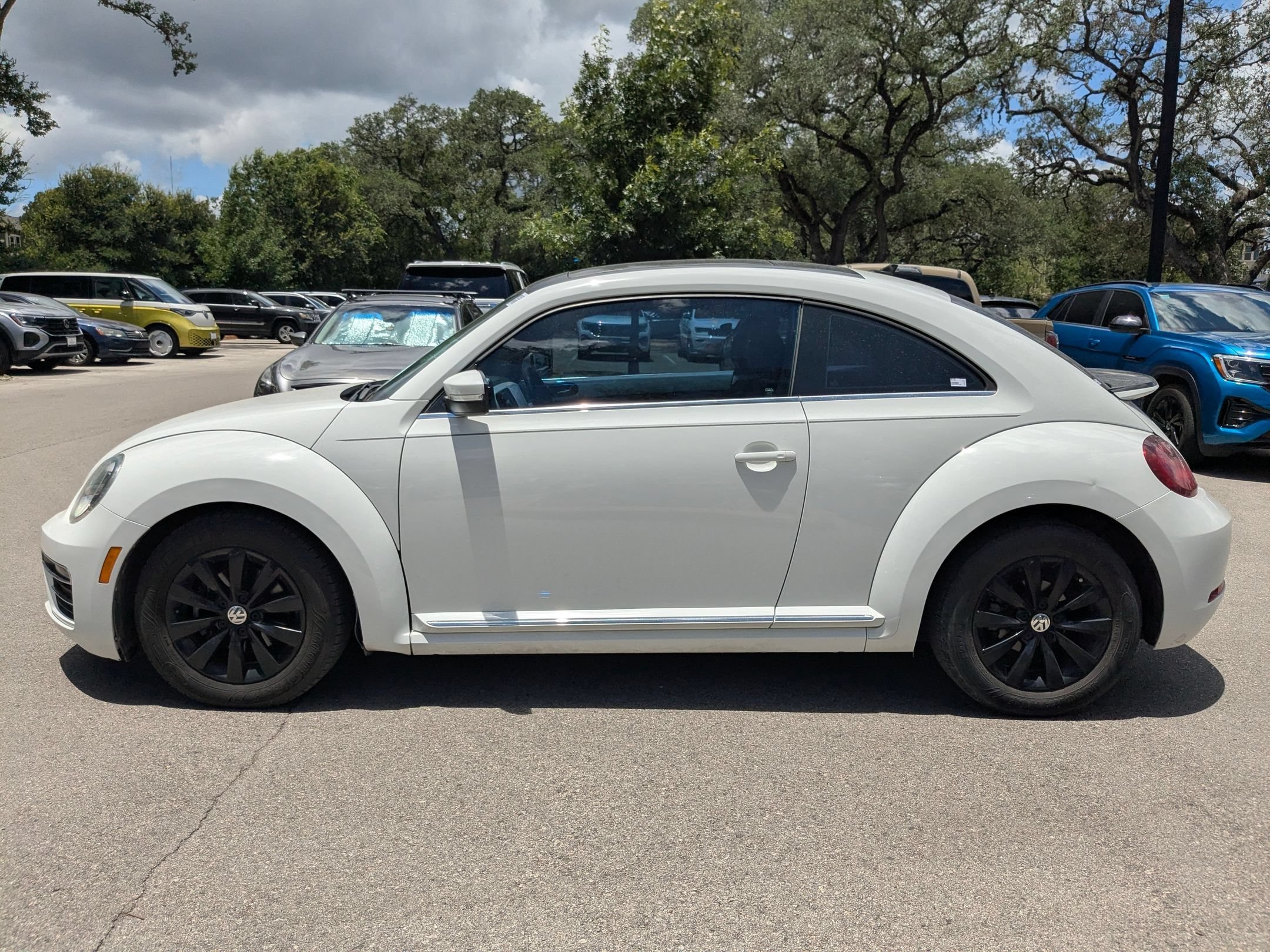 Used 2019 Pure White Volkswagen SE image 6