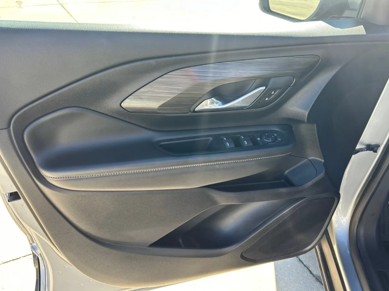 Used 2024 Sterling Metallic GMC SLE image 11