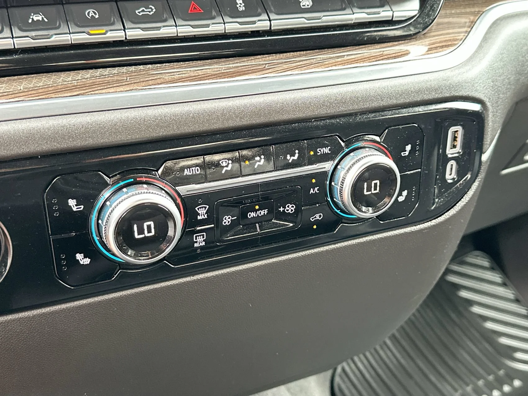Used 2024 Summit White GMC Elevation image 19