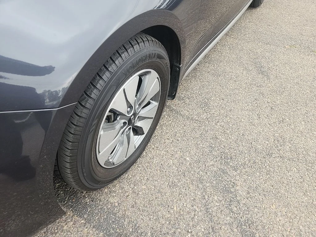 Used 2017 Gray Kia Base image 7
