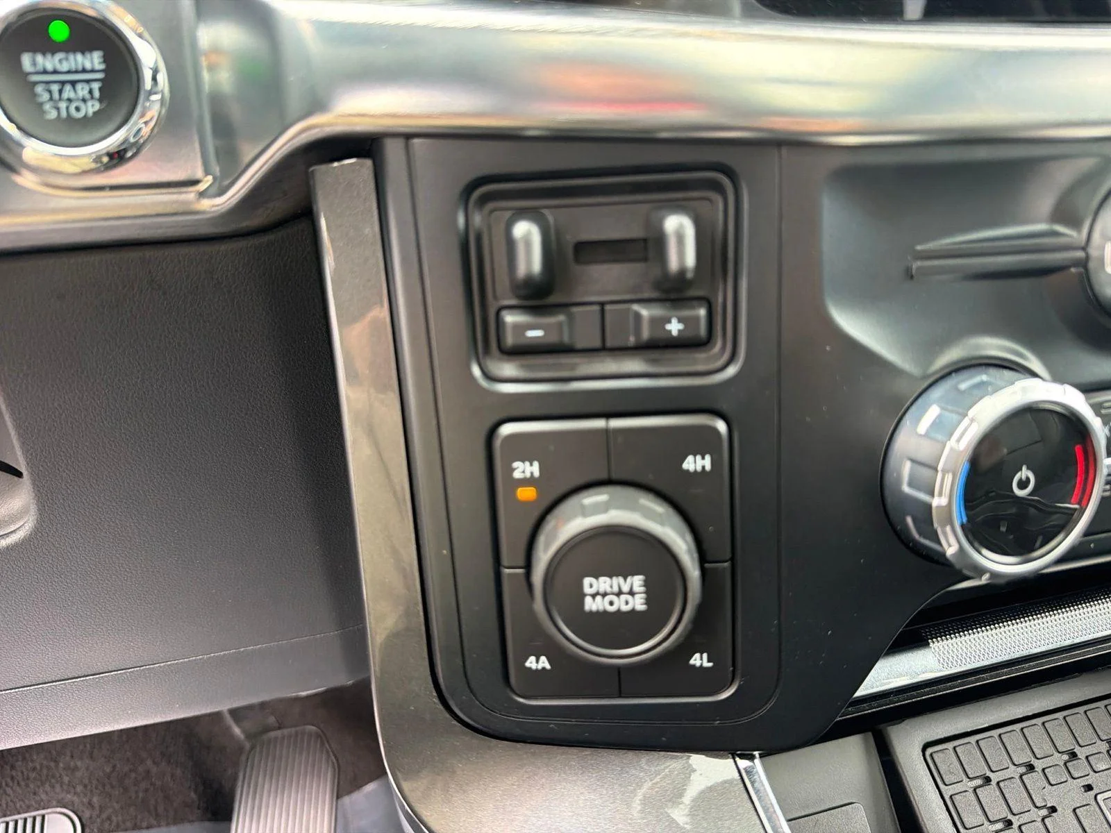 Used 2023 Agate Black Metallic Ford LARIAT image 23