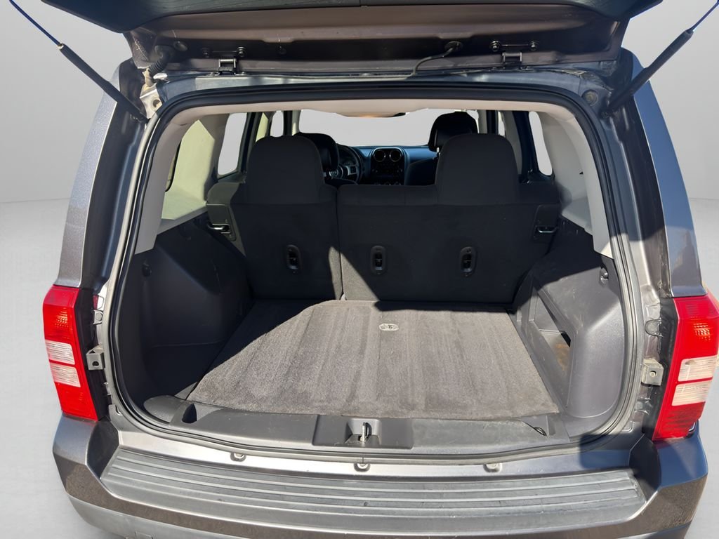 Used 2015 Granite Crystal Metallic Clearcoat Jeep Latitude image 18