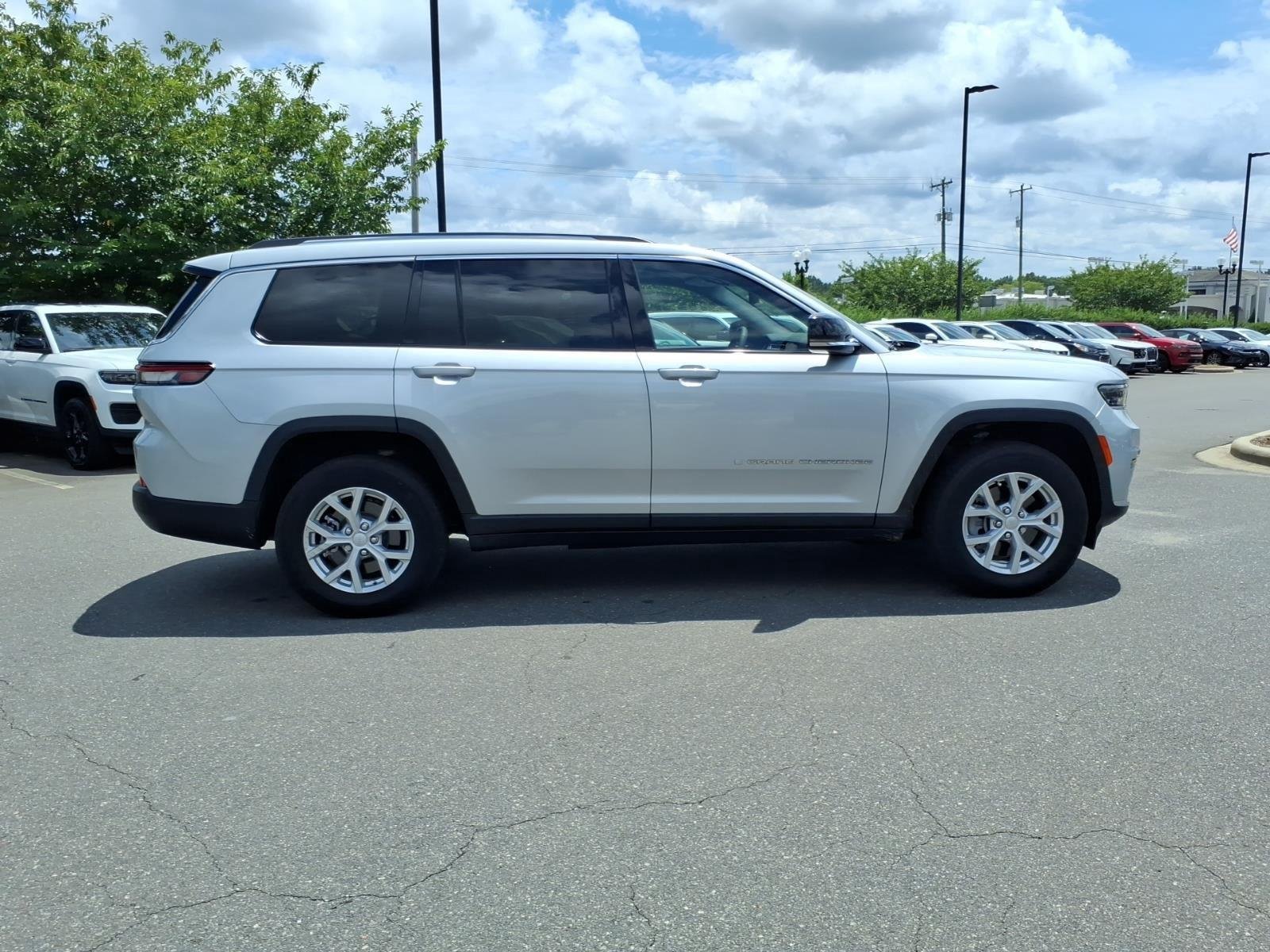 Used 2023 Silver Zynith Jeep Limited image 10
