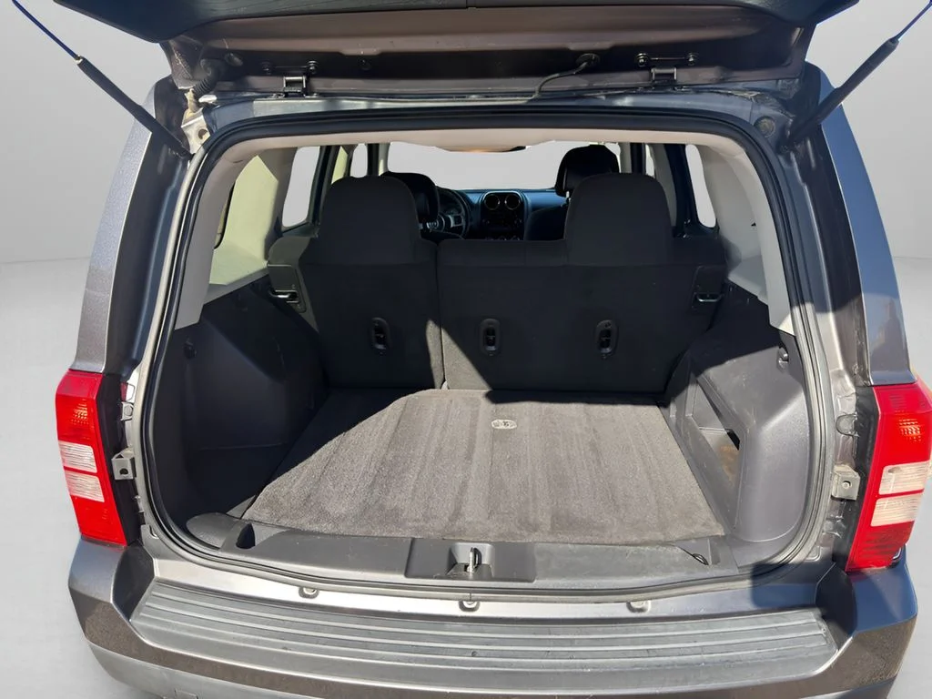 Used 2015 Granite Crystal Metallic Clearcoat Jeep Latitude image 18
