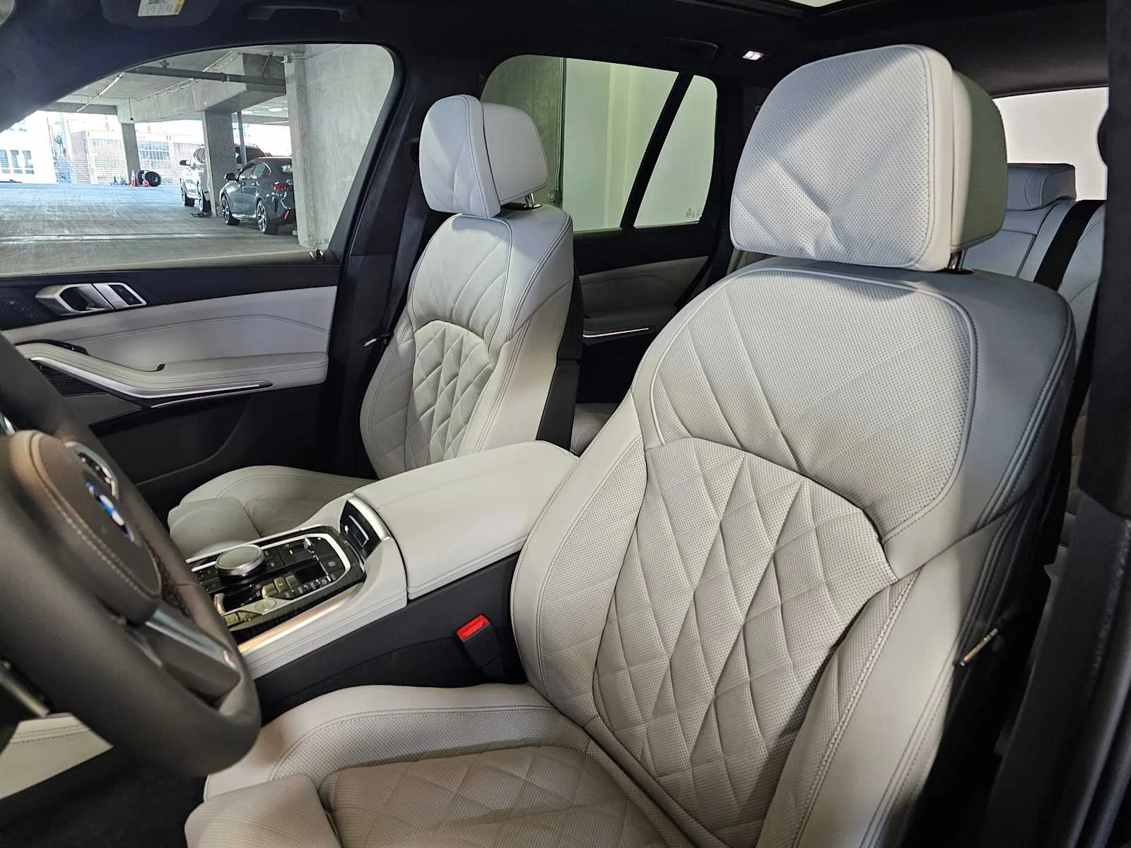 New 2026 Black Sapphire Metallic BMW xDrive50e image 34