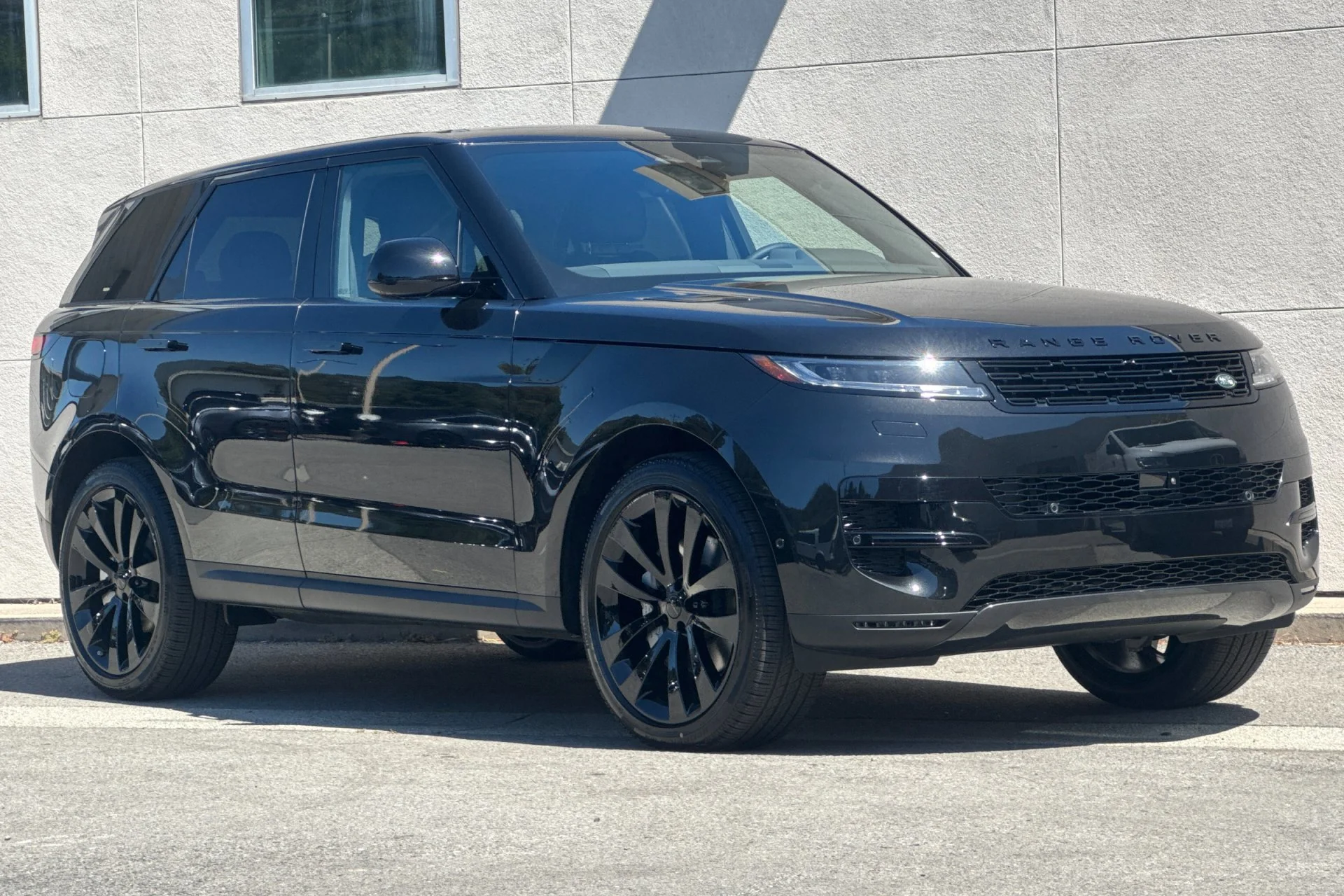 New 2026 SANTORINI BLACK Land Rover SE image 9