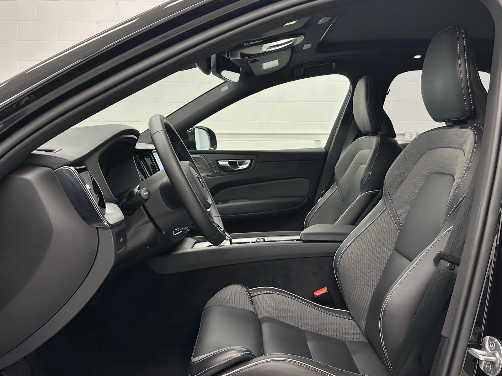 Used 2025 Onyx Black Metallic Volvo Ultra image 11