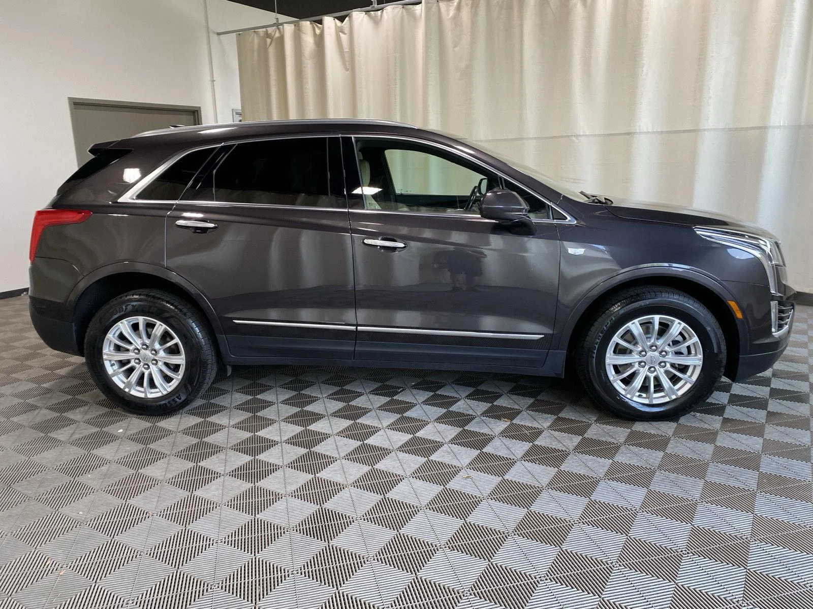 Used 2018 Dark Granite Metallic Cadillac FWD image 8
