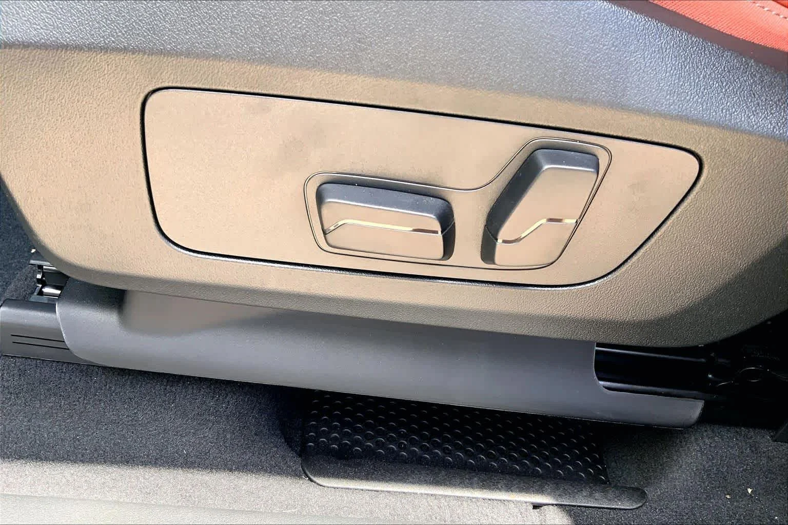 New 2026 Mineral White Metallic BMW xDrive28i image 16