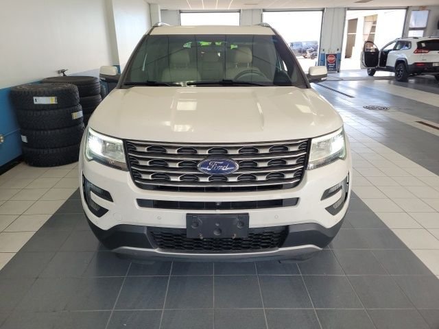 Used 2016 White Platinum Clearcoat Metallic Ford Limited image 2