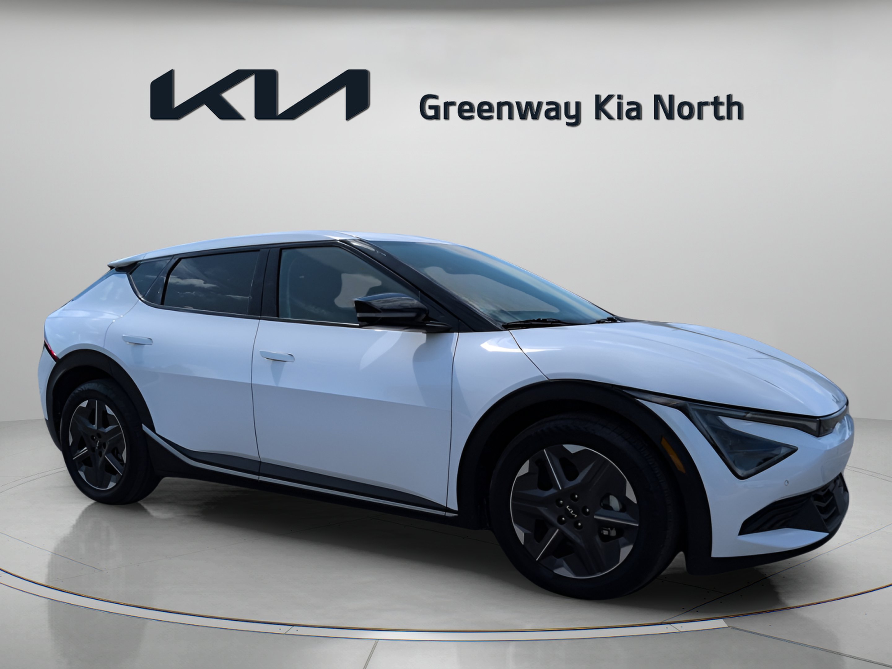 Certified Used 2025 Glacier White Pearl Kia Light image 2