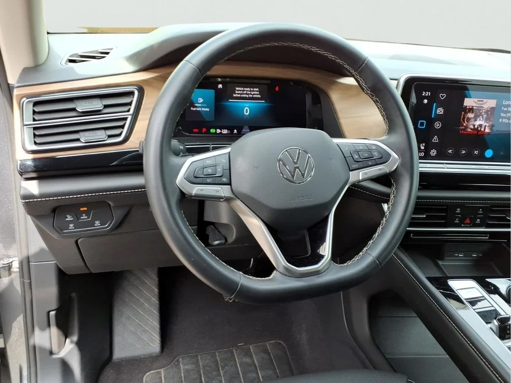 Used 2024  Volkswagen 2.0T SE w/Technology image 3