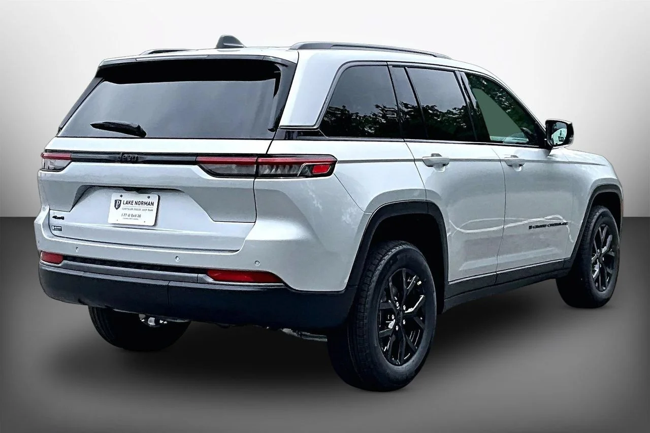 New 2026 Silver Zynith Jeep Altitude image 8