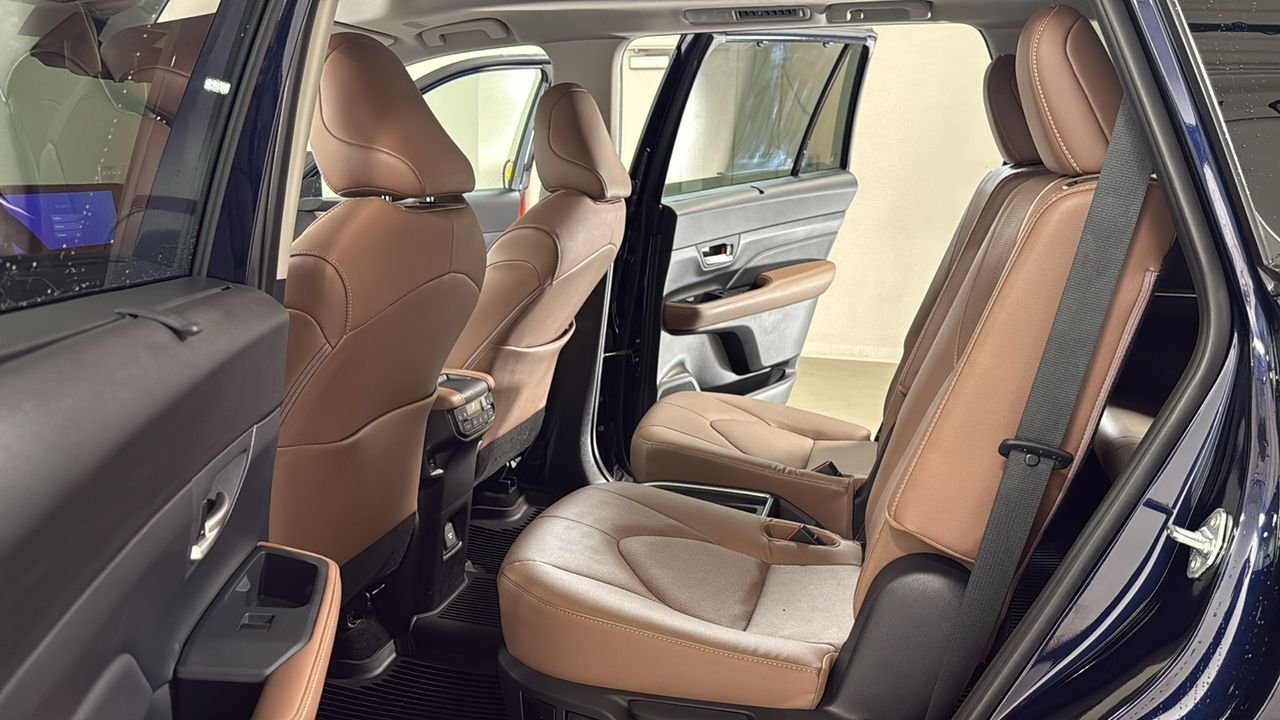 Certified Used 2025  Toyota Platinum image 15