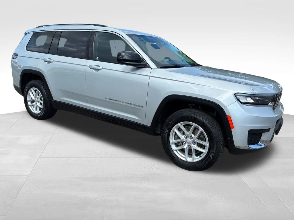 Used 2023 Silver Jeep Laredo image 8