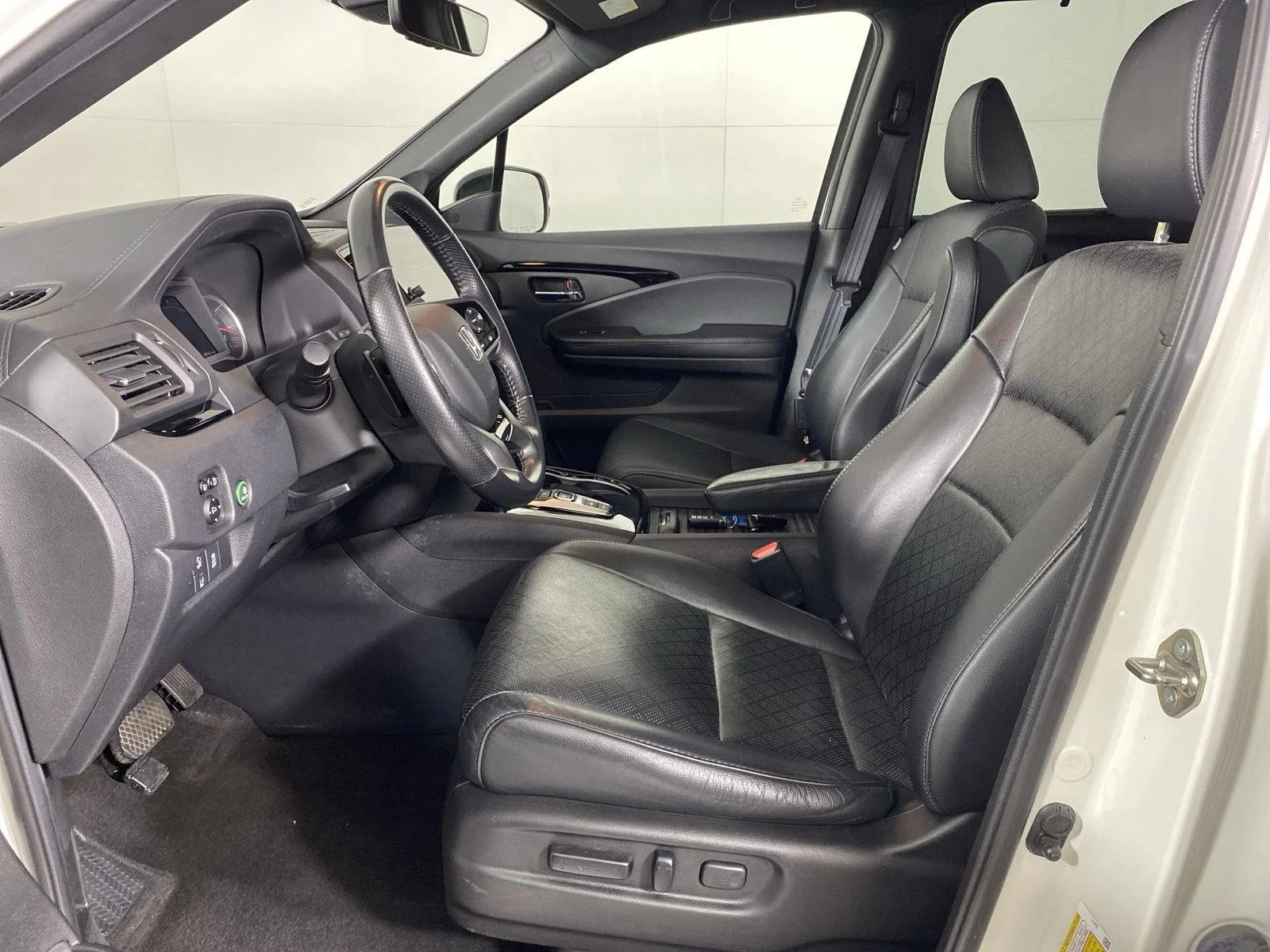 Used 2019 White Diamond Pearl Honda Touring image 13