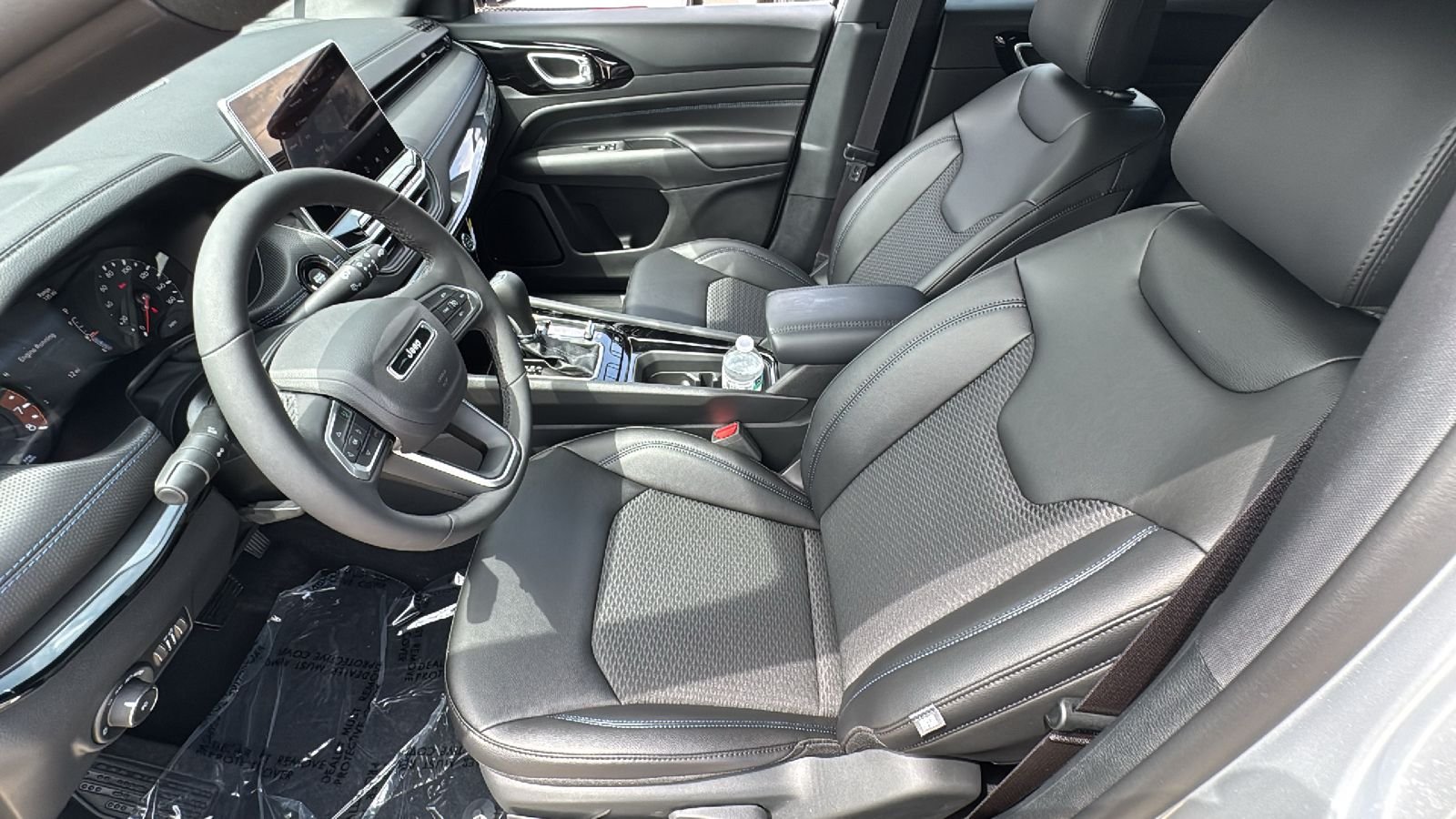 New 2026 Silver Zynith Metallic Clearcoat Jeep Latitude image 18
