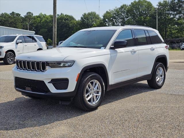 New 2026 Bright White Clear-Coat Exterior Paint Jeep Laredo image 1