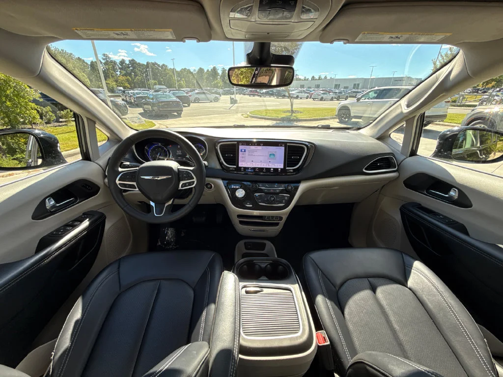 Used 2024 Diamond Black Chrysler Touring L image 16