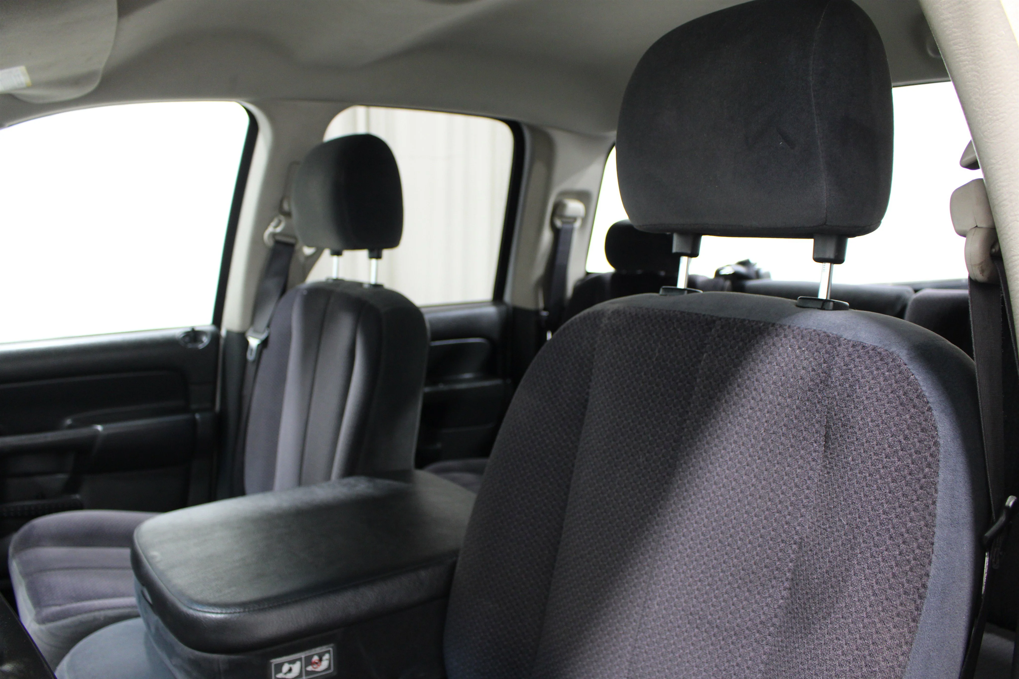 Used 2005 Bright White Dodge SLT image 4