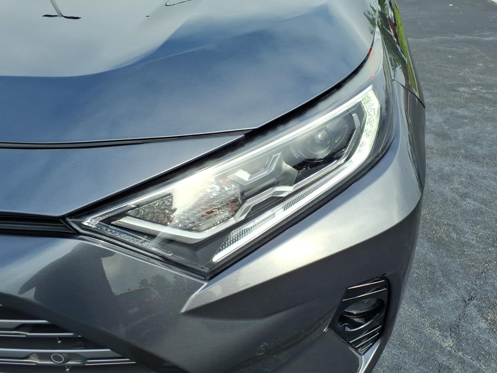 Used 2020 Magnetic Gray Metallic w/Midnight Black Roof Toyota Hybrid XSE image 18