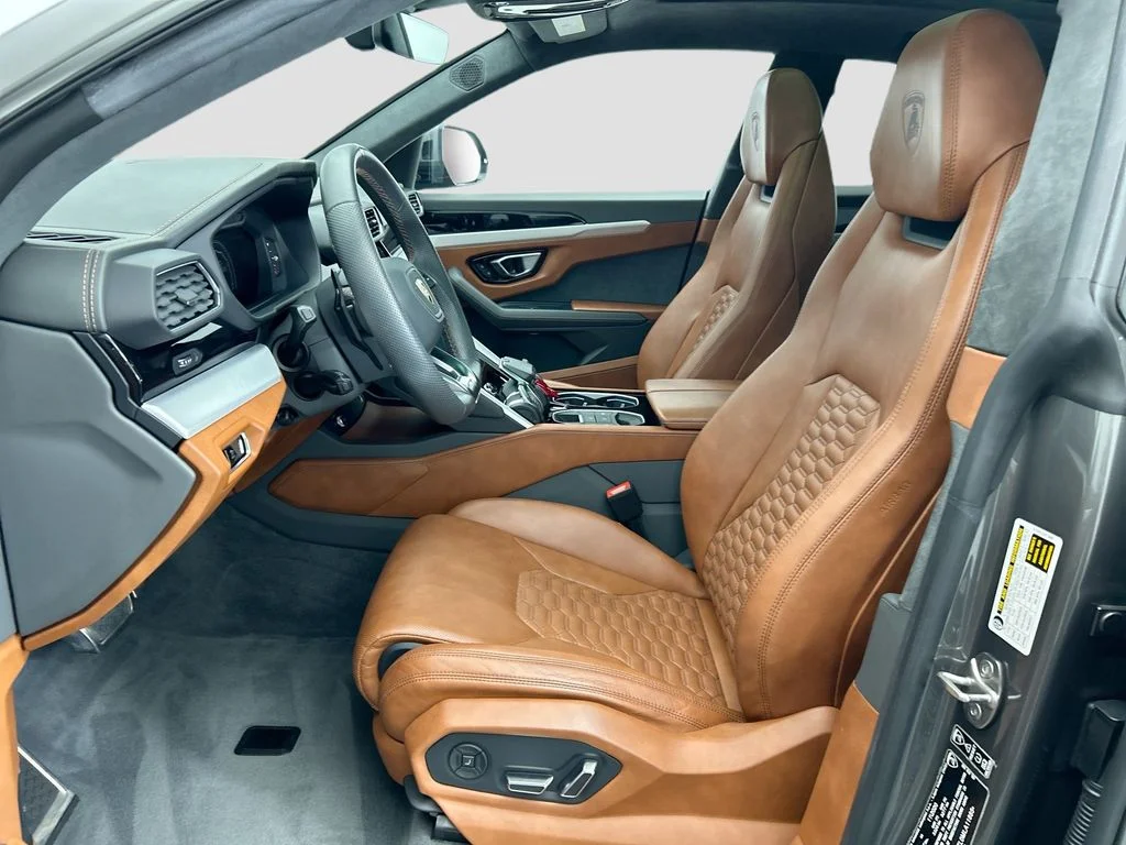 Used 2021  Lamborghini  image 18