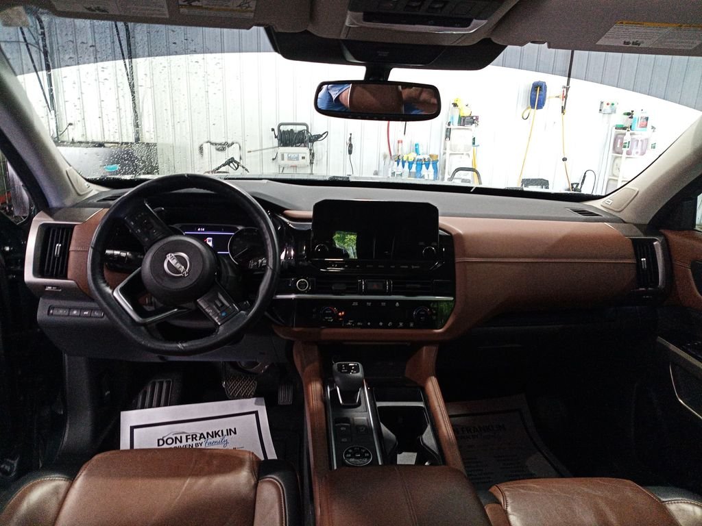 Used 2022 Black Nissan Platinum image 18