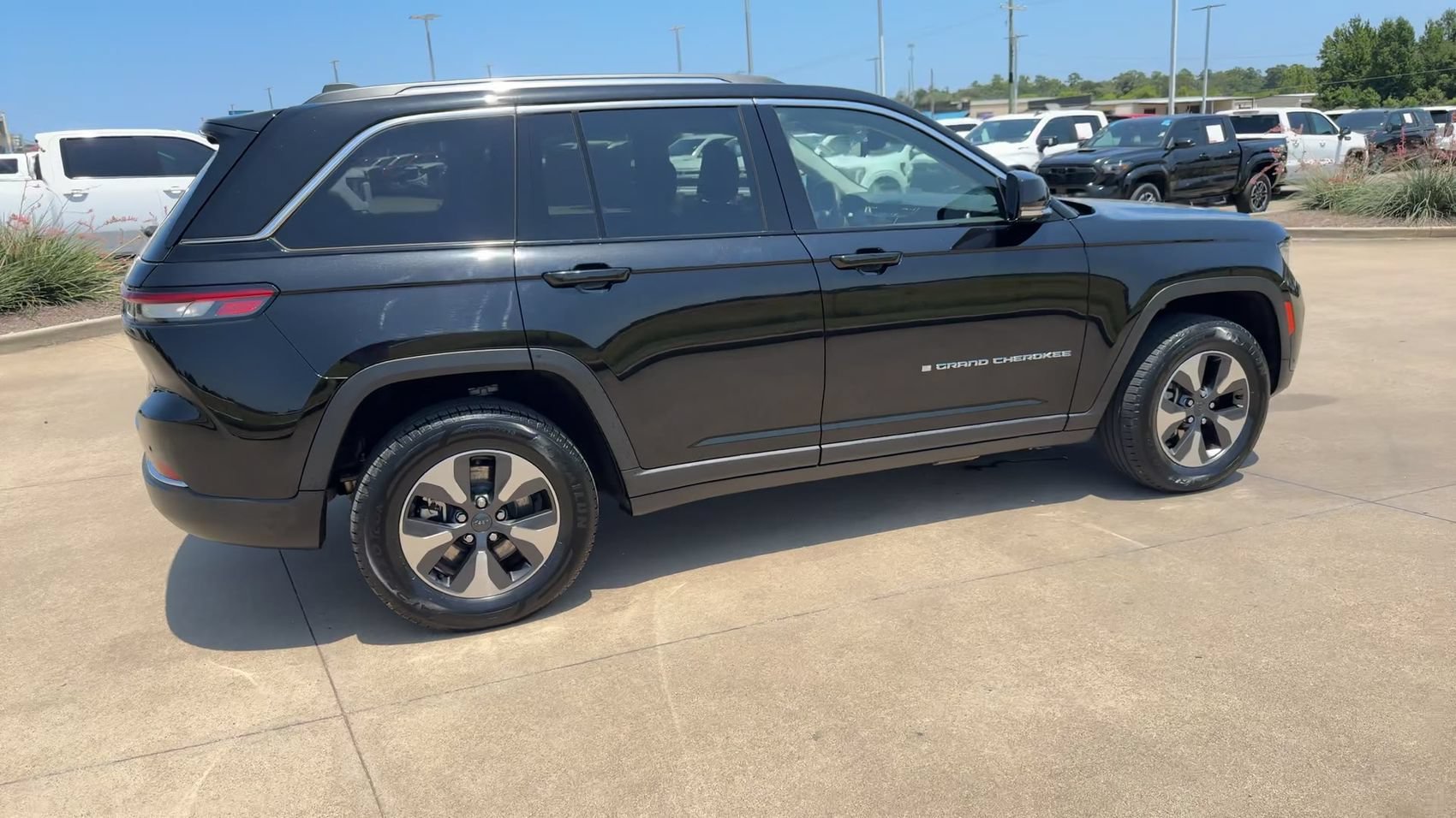 Used 2022 Pxj Diamond Black Crystal P/c Jeep BASE image 8