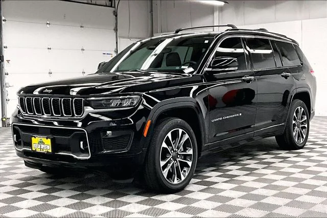 Used 2023 Diamond Black Crystal Pearlcoat Jeep Overland image 13