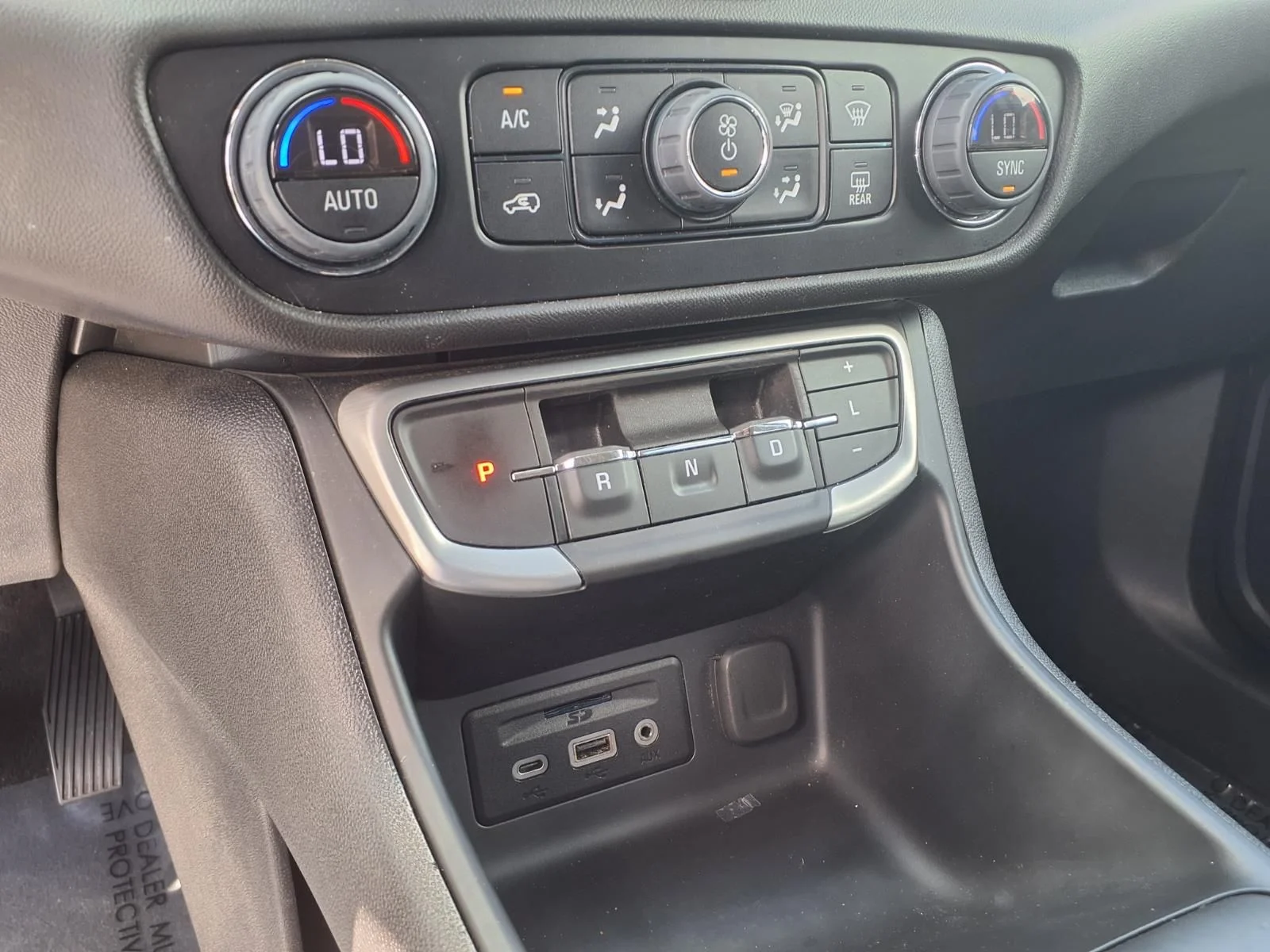 Used 2024 White GMC SLT image 19