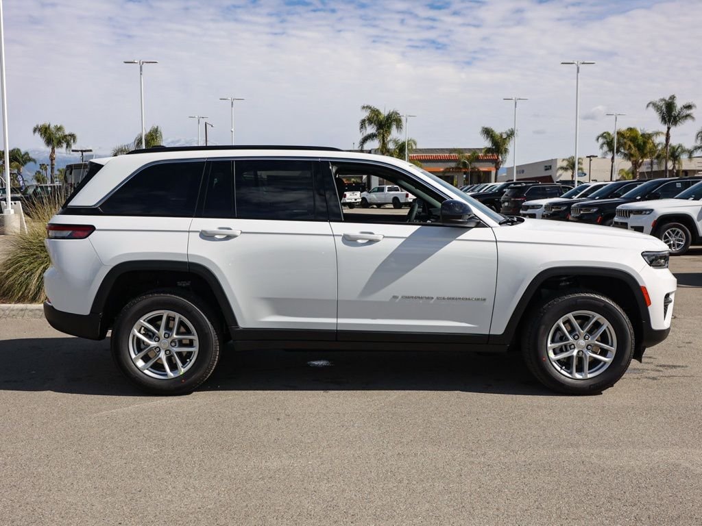 New 2026 Bright White Clear-Coat Exterior Paint Jeep Laredo X image 2
