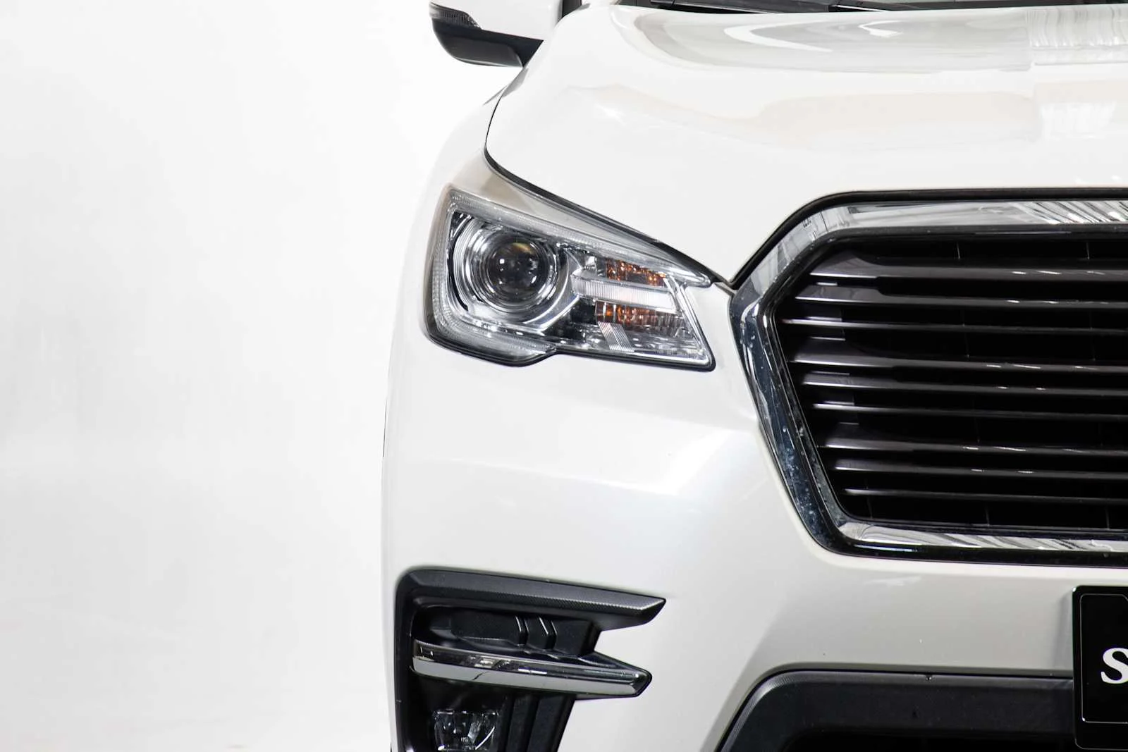 Used 2020 Crystal White Pearl Subaru Limited image 9
