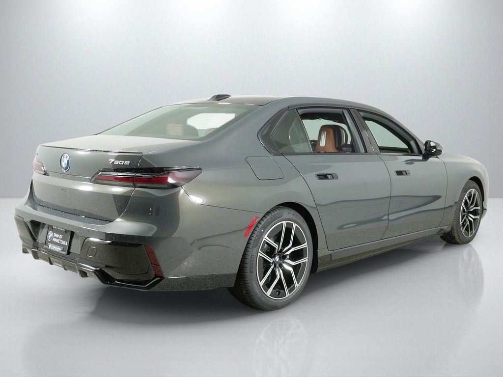 2025 BMW 7 Series 750e - Photo 8