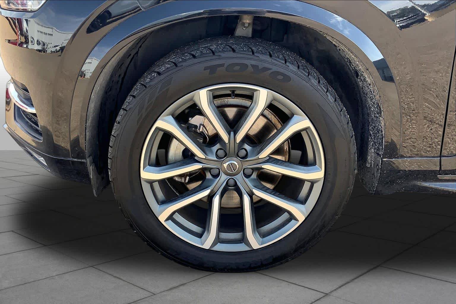 Used 2019 Onyx Black Metallic Volvo Momentum image 11