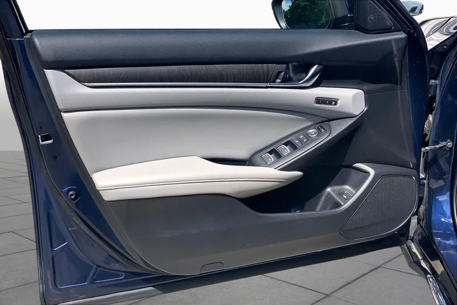 Used 2020 Obsidian Blue Pearl Honda EX-L image 21