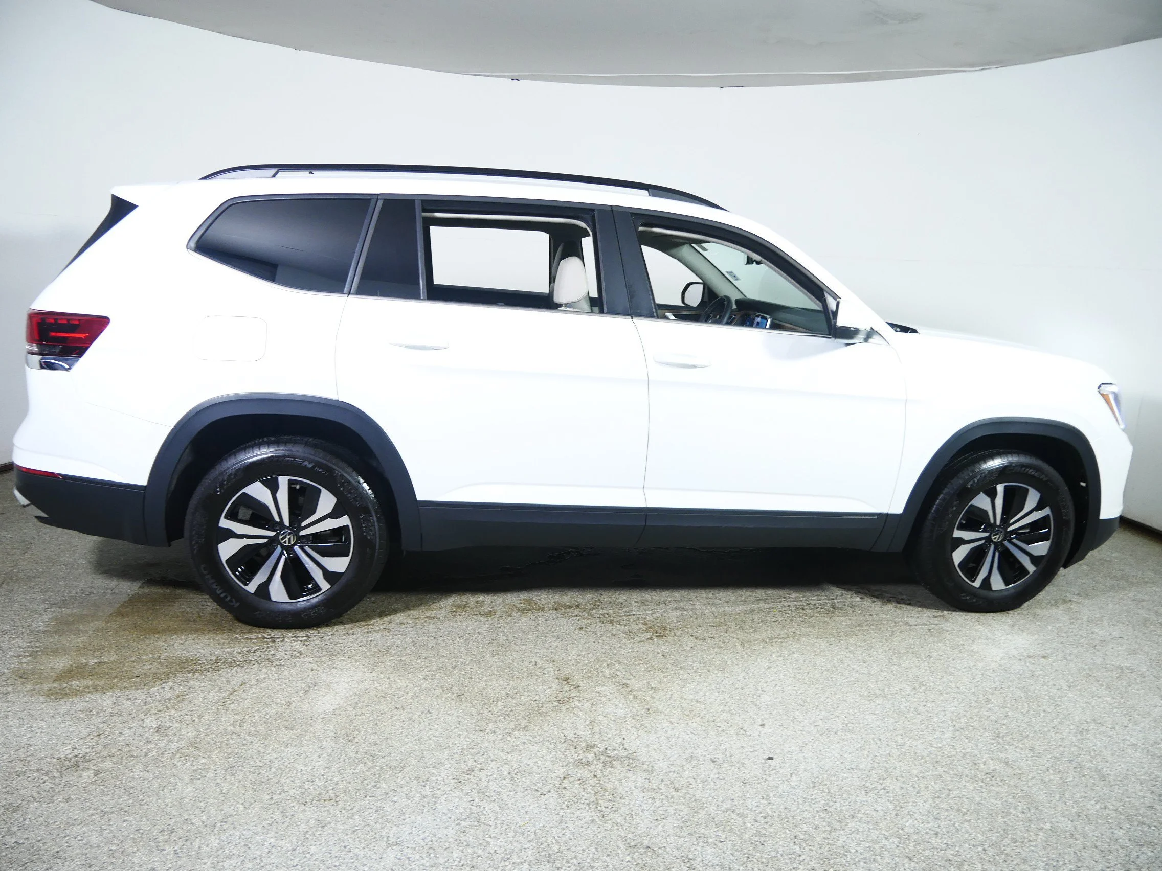 Used 2025 Pure White Volkswagen 2.0T SE image 8