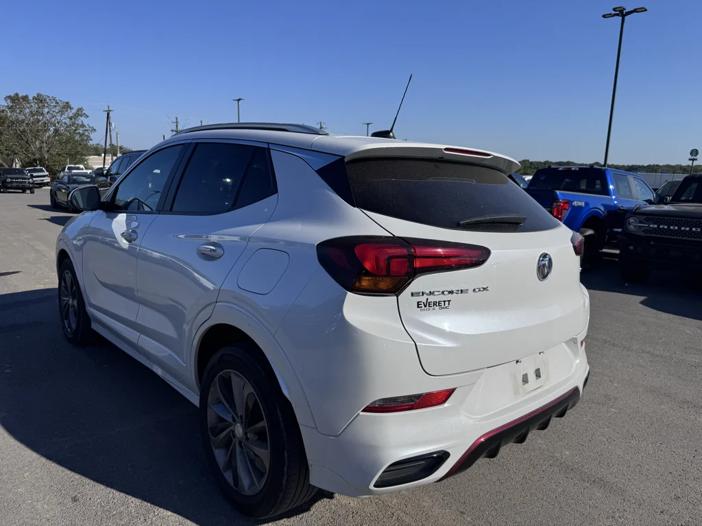 Used 2023 White Frost Tricoat Buick Select image 9