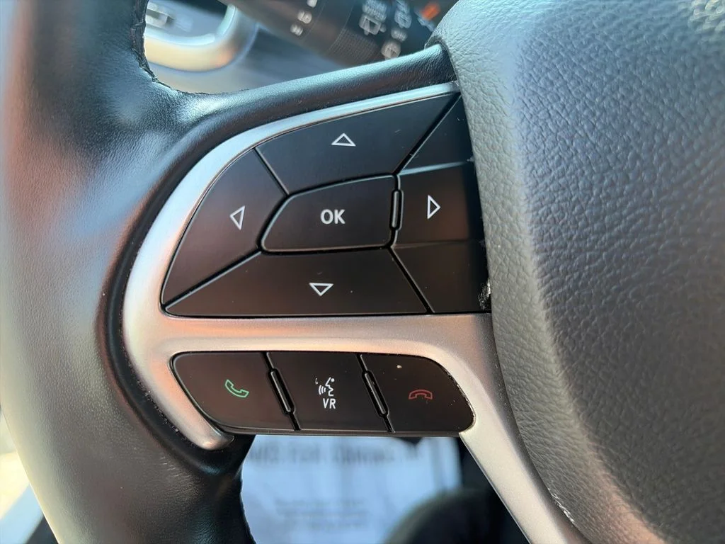 Used 2020 White Jeep Laredo E image 32