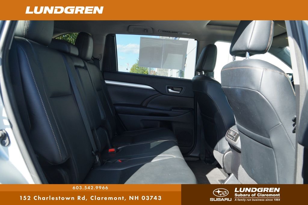 Used 2018 Silver Toyota XLE image 28