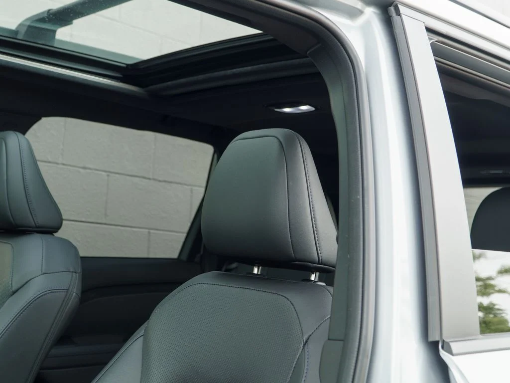 Used 2025 Ice Silver Metallic Subaru Limited image 19