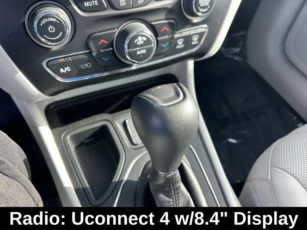 Certified Used 2021 Black Jeep Latitude Lux image 15