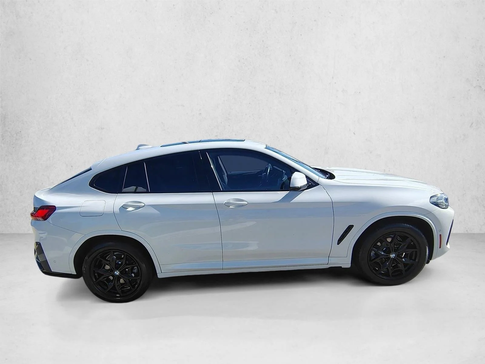 Used 2023 Alpine White BMW xDrive30i image 4