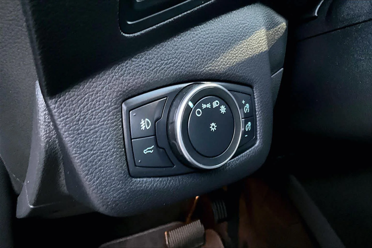 Used 2019 Agate Black Ford SE image 32