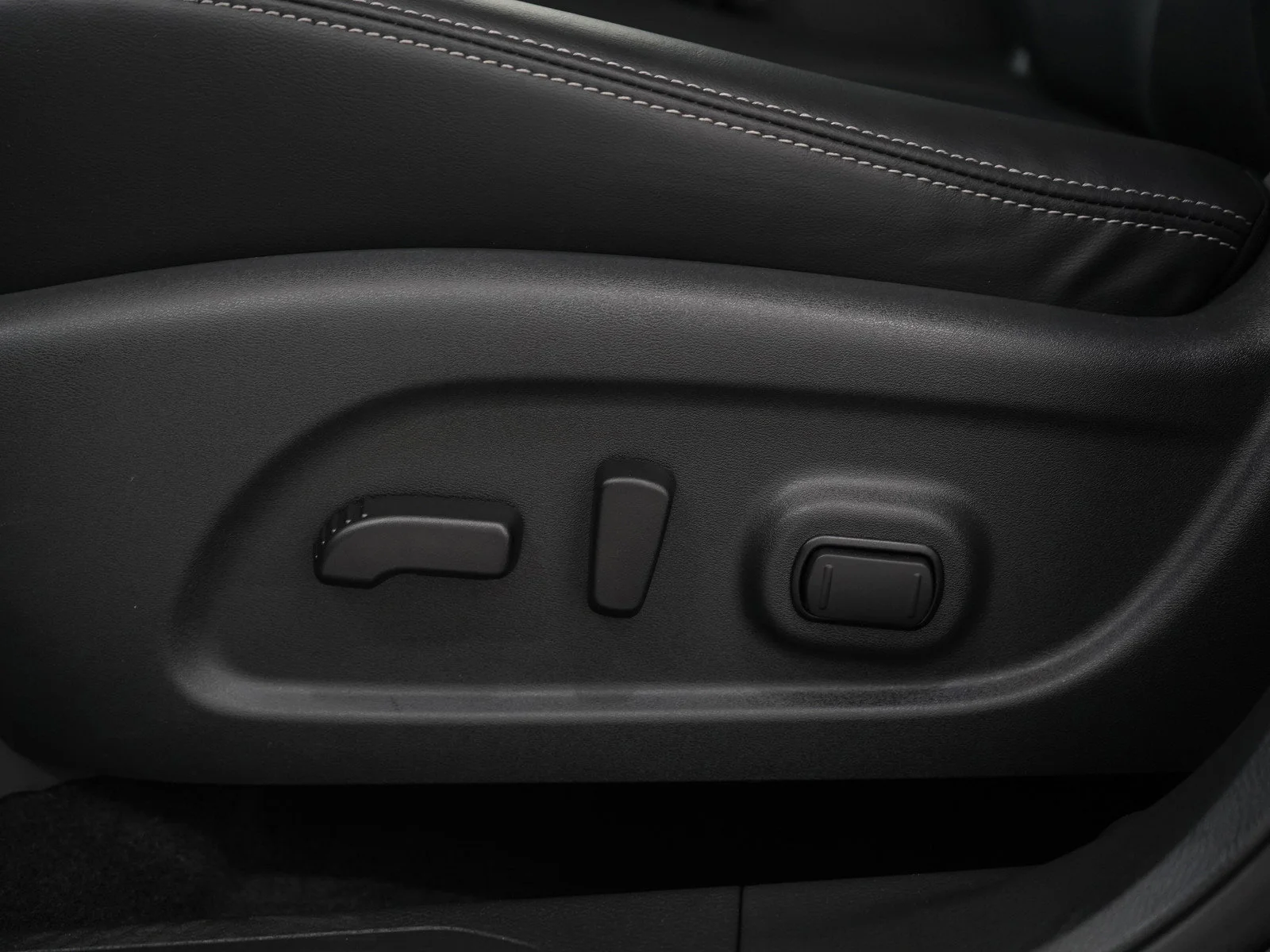 Used 2024 Super Black Nissan SV image 28