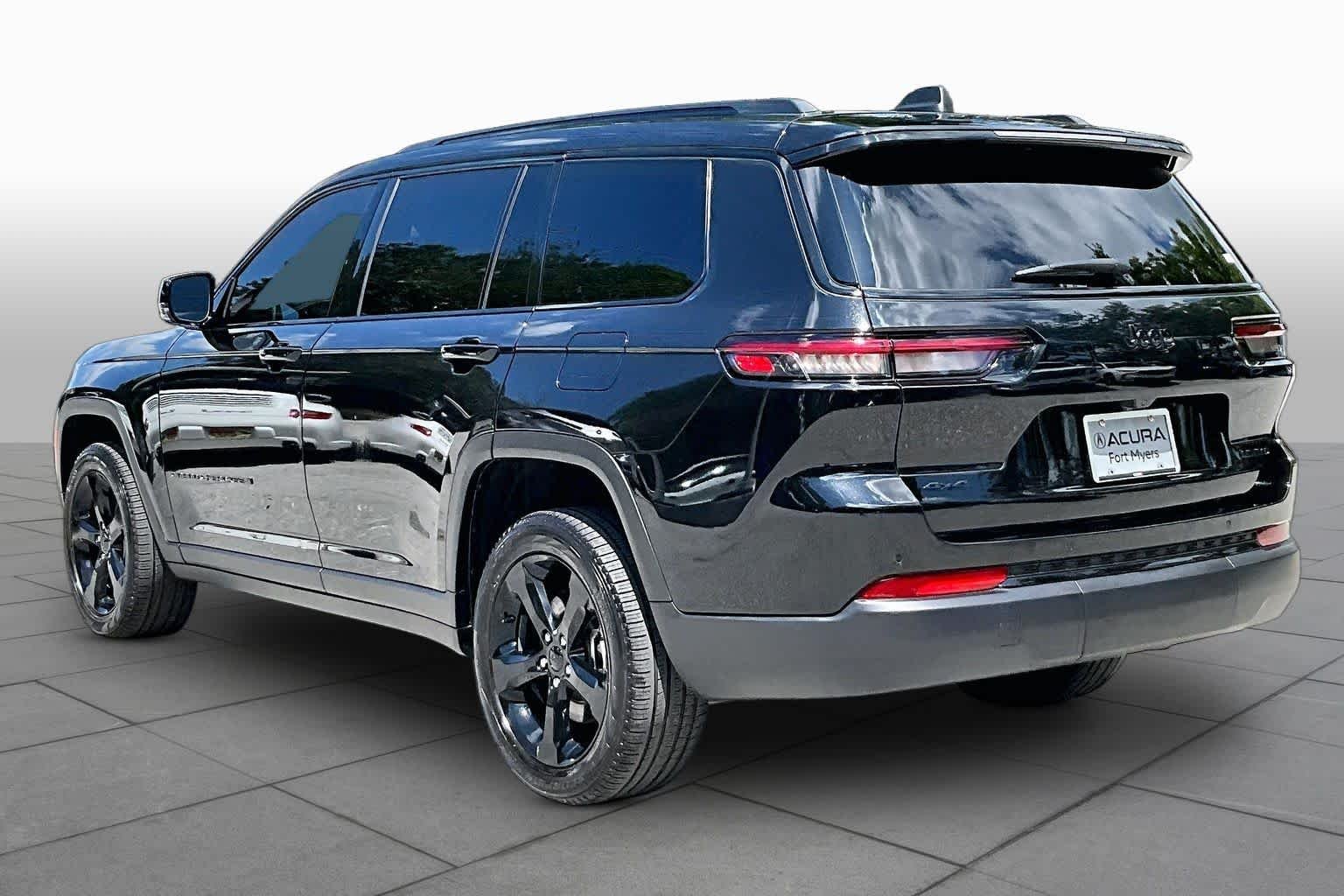 Used 2024 Diamond Black Crystal Pearlcoat Jeep Limited image 12